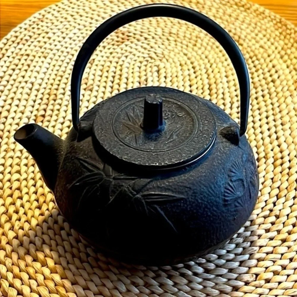 Japanese Iwachu cast iron tetsubin tea pot
